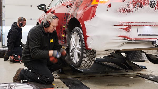 Pose des pneus hiver en garage